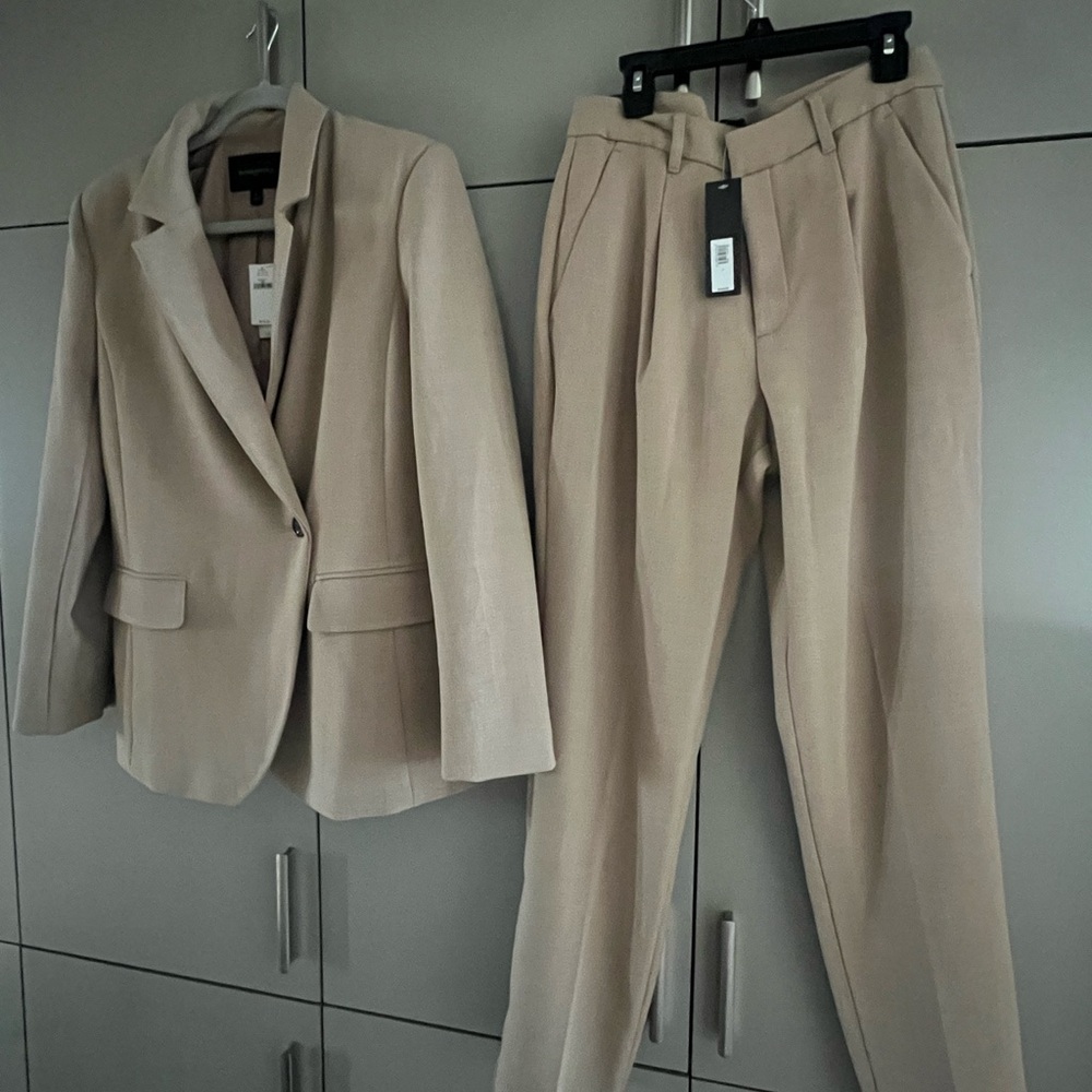 Banana Republic Women’s 2 piece Jacket and Pants